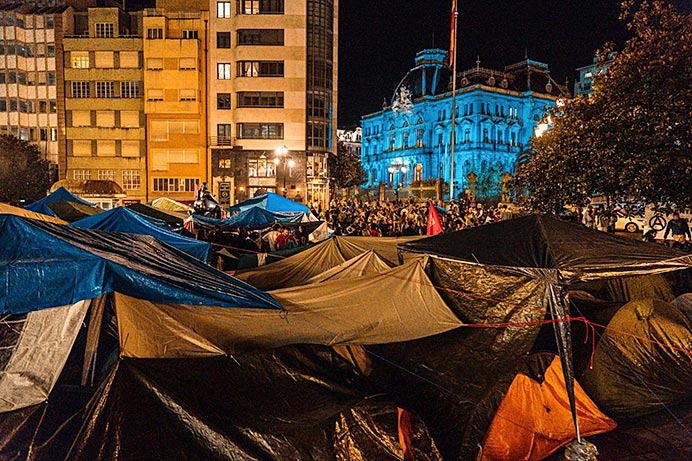 Andrés García (Sindicato de Inquilinas de Asturias): «La gente llega al sindicato destrozada. Detrás de cada desahucio hay una historia de sufrimiento» 2 Acampados en la Plaza de La Escandalera (Oviedo).