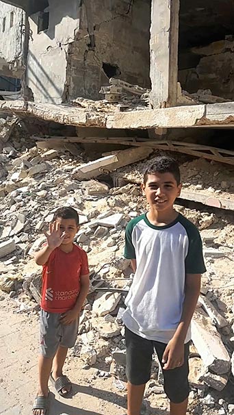 Generación perdida 9 Ahmed y Tamim ante los restos de su casa destruida en Gaza.