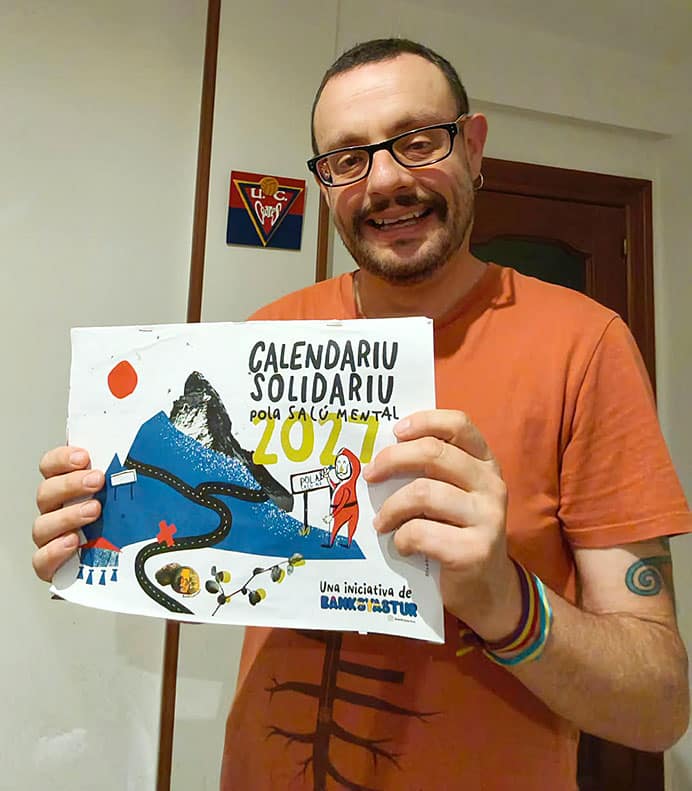 Fernando Argüelles "Banksy Astur" con el próximo calendario solidario 2027.