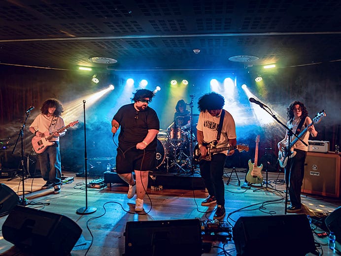 La banda asturiana Dinosaurio Meteorito avanza su próximo LP con “Milenial” 2 Dinosaurio Meteorito en concierto.