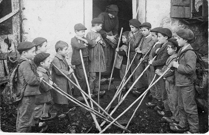 Nueche d'Ánimes 3 En las aldeas asturianas, los niños embadurnaban su rostro con ceniza para imitar a los difuntos y recorrían las casas del pueblo recitando canciones tradicionales para solicitar el aguinaldu.