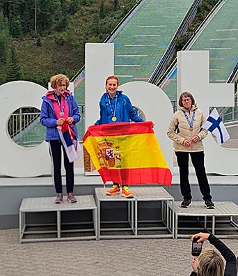 Josefina Collado, campeona del mundo de Marcha Nórdica: «Hay que insistir, persistir, resistir y nunca, nunca desistir» 4 Josefina Collado en el pódium del Campeonato Mundial tras ganar el oro en 5 km (izda.) en el Campeonato Mundial Nordic Walking Inwa 2026 celebrado en Lahti (Finlandia).