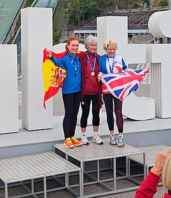 Josefina Collado, campeona del mundo de Marcha Nórdica: «Hay que insistir, persistir, resistir y nunca, nunca desistir» 5 Josefina Collado en el pódium del Campeonato Mundial tras ganar la plata en 10 km en el Campeonato Mundial Nordic Walking Inwa 2026 celebrado en Lahti (Finlandia).