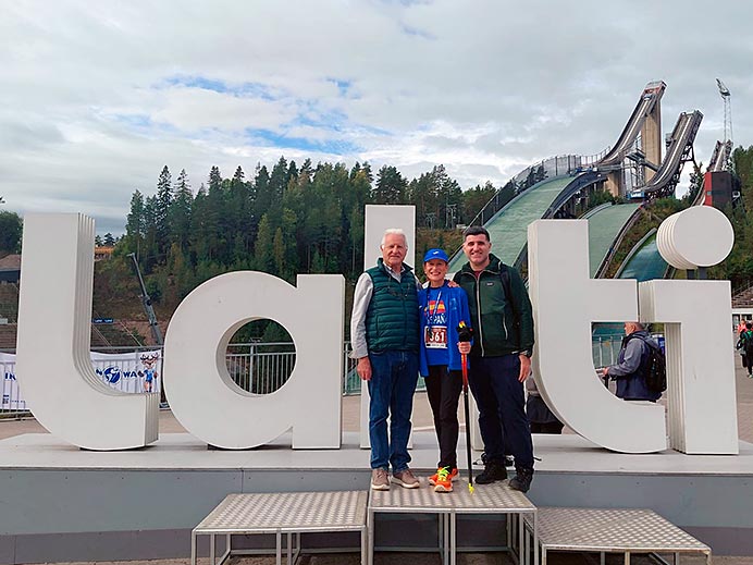 Josefina Collado, campeona del mundo de Marcha Nórdica: «Hay que insistir, persistir, resistir y nunca, nunca desistir» 3 Josefina Collado con su marido y su hijo en la meta de Lahti (Finlandia)