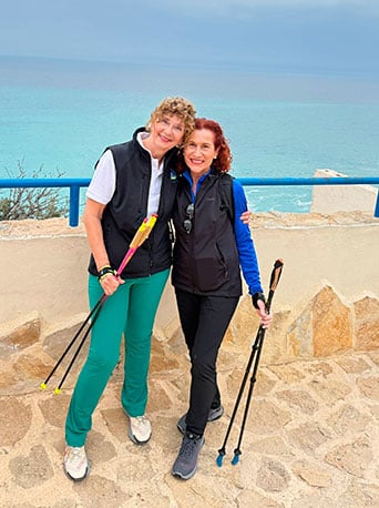 Josefina Collado, campeona del mundo de Marcha Nórdica: «Hay que insistir, persistir, resistir y nunca, nunca desistir» 1 Josefina Collado con Eveline Feussner abril 2026 en Alfaz del Pi (Alicante).
