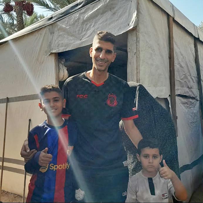 Generación perdida 6 Mohammed junto a Ahmed y Tamim. El fútbol ha formado parte de la vida de la familia y de sus sueños.