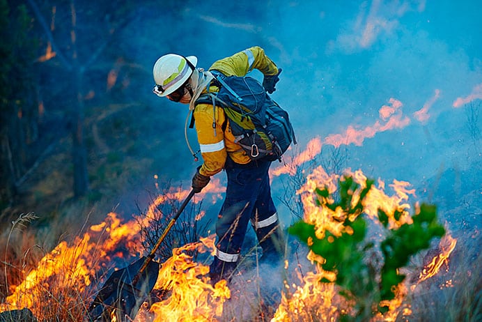 Quemar o morir 2 Bombero forestal en una quema controlada.
