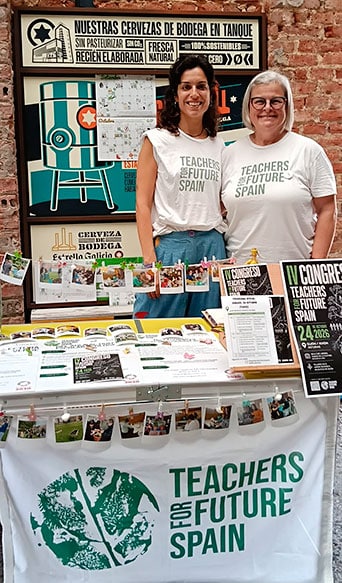 La educación ambiental, siempre con perspectiva social 1 Clara Rosa Rodríguez (dcha.) representante de Teachers for Future en Asturias, junto con otra componente de la organización.